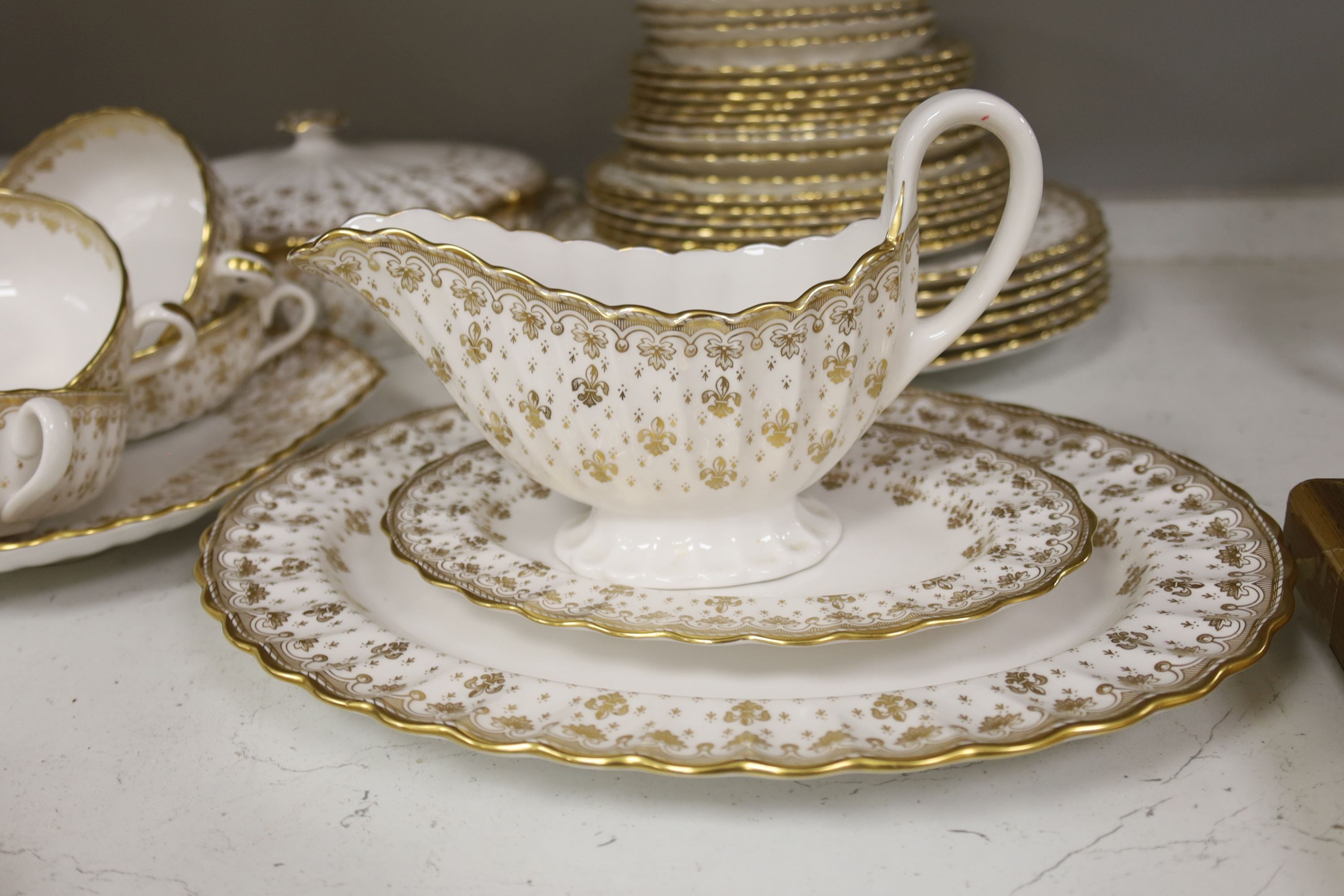 A Spode Fleur de lys dinner and tea set